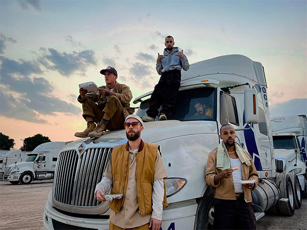 Groupe de rappeur en photo officielle sur un camion
