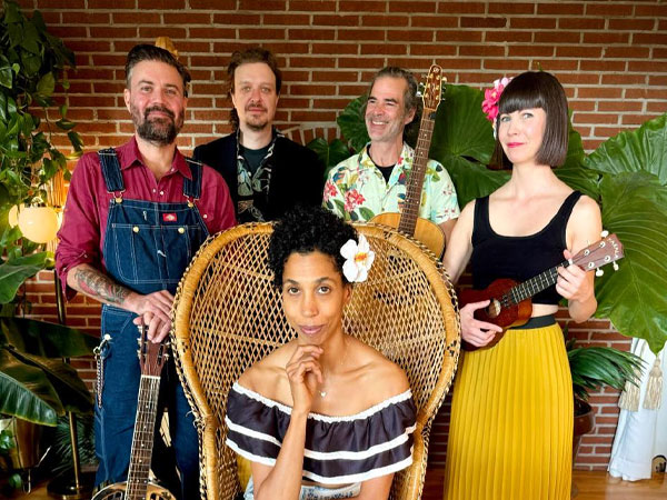 Groupe de musique Hawaïenne qui pose devant une caméra