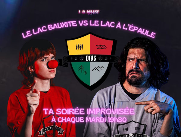 Deux participants d'improvisation en tenues rouges et grises, avec des expressions exagérées; un nez de clown et un blason humoristique au centre.